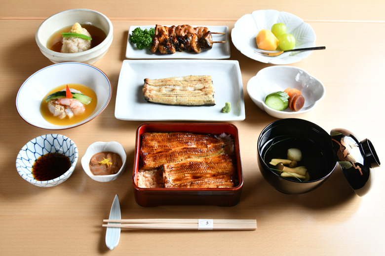 こちらは、桜コース11,300円になります。  選択料理で「関東風の白焼き」を選択したコースです。